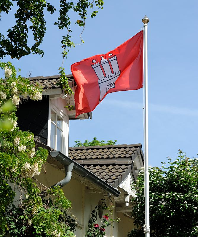 3075_3547 Hamburger Fahne im Vorgarten eines Einfamilienhauses. | Flaggen und Wappen in der Hansestadt Hamburg